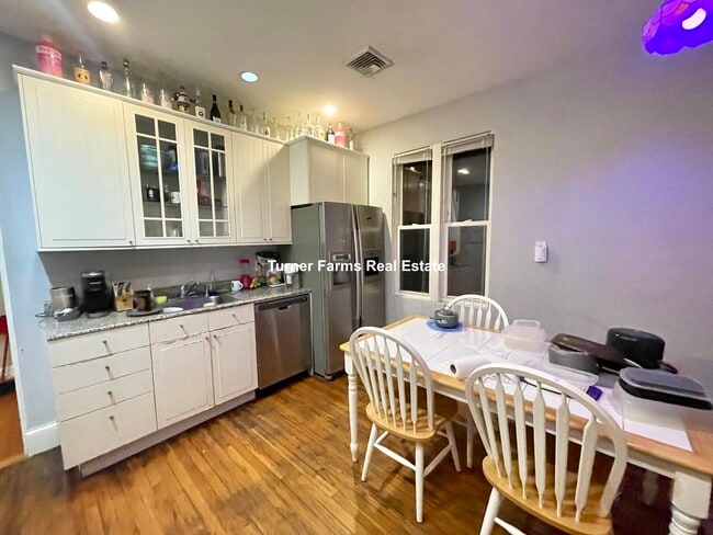 Photo - 731 Parker St