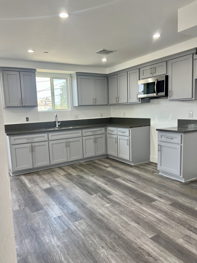791 E 41st Pl
