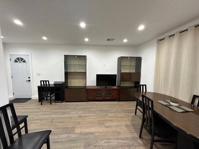 Building Photo - 9055 Forbes Ave Unit 9057