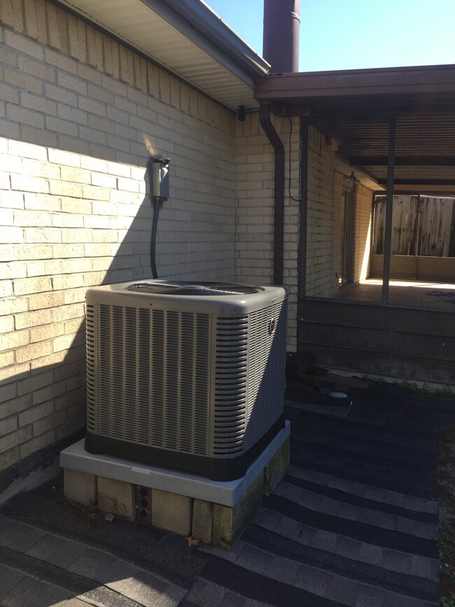 Photo - 2424 Oakmere Dr