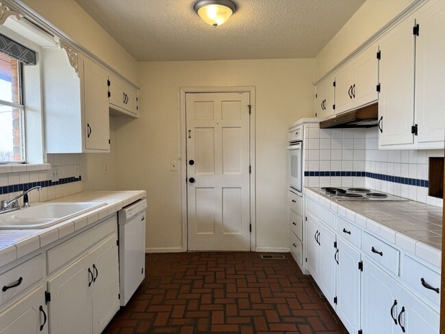 Photo - Lovely Brick Home in NW OKC near Lake Hefner