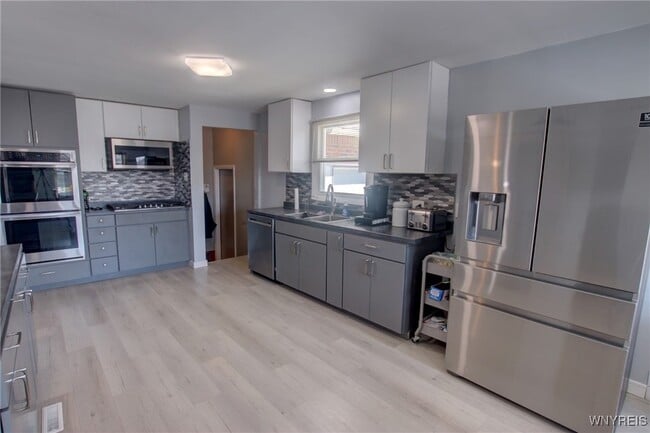 Building Photo - 190 W Elmview Ave