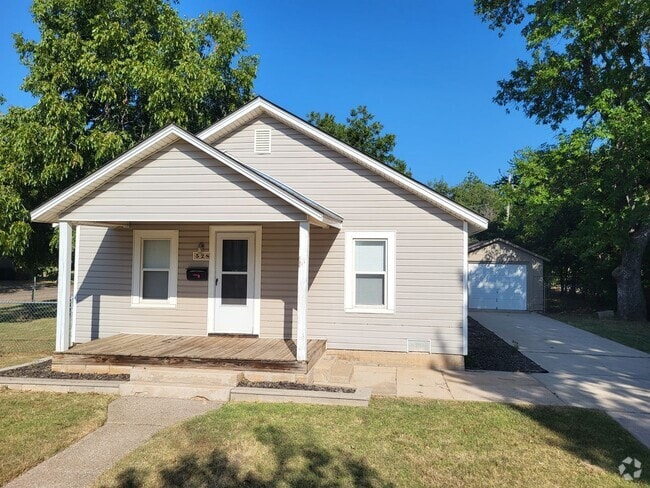 Building Photo - 3 bedroom 1 bathroom house with garage and...