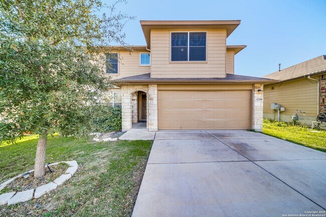 Building Photo - Charming Home Awaits: Spacious & Modern Li...