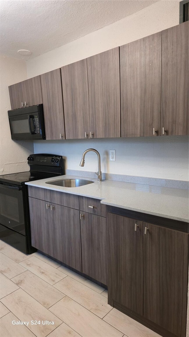 Building Photo - 360 NW 8th St Unit 8