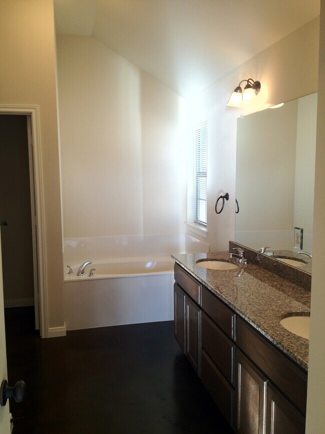 Photo - 3BR / 2BA Duplex in Hewitt, Texas | Midway...