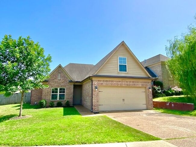 Building Photo - Now Leasing a 4-bedroom 2 bath home on Olive Branch