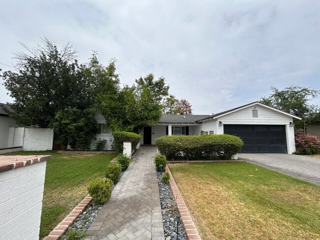 Building Photo - 4016 E Avalon Dr