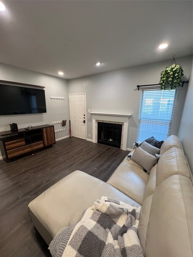 Photo - 2414 Longview St Unit 202