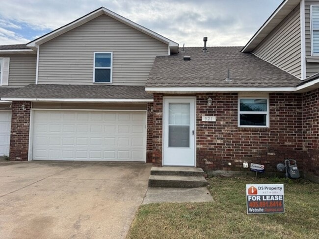Building Photo - 3 bed 2 full bath 2 story duplex in Norman! ready for move in!