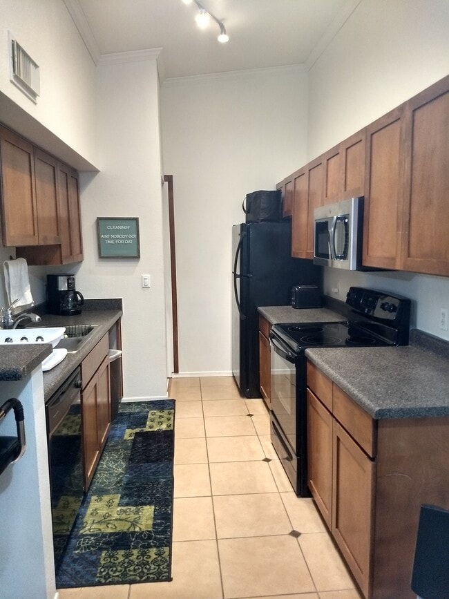 Building Photo - 1385 W University Ave Unit 20x