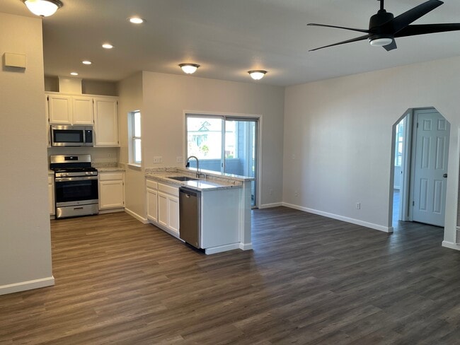 Building Photo - 419 8th St Unit B Rental