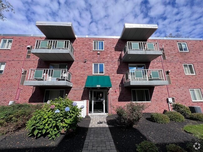 Building Photo - 300 Commercial St Unit 14 Rental