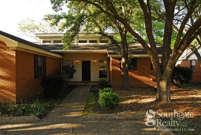 Building Photo - Woodshire Duplexes & Townhomes Unit 2704BML
