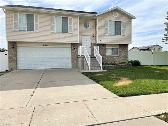 Building Photo - We Buy Christmas! $1000 Amazon Gift Card + Free Rent! 5 Bed 2 Bath Home in Syracuse