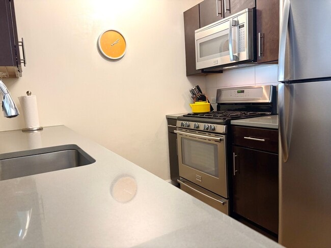 Building Photo - 535 W 52nd St Unit Apt 7i