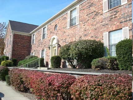 Eagle Creek Court- exterior photo