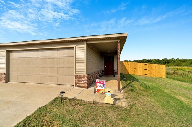 Photo - Like New 3-bedroom 2 bath Duplex in Lincoln!! Fenced yard!