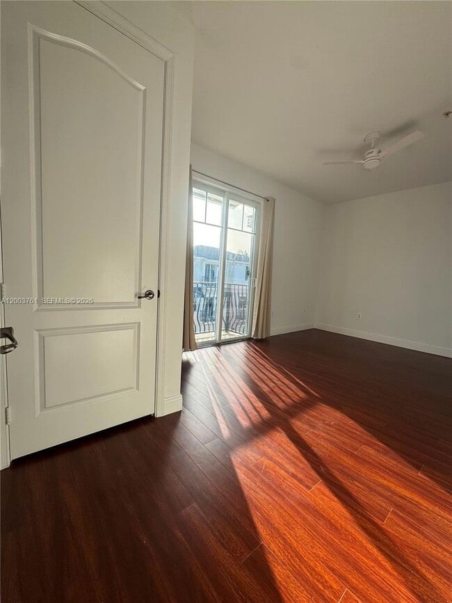 Photo - 556 NW 39th Cir
