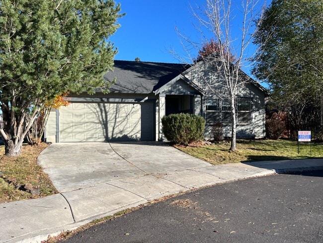 Building Photo - 3 bedroom, 2 bathroom single story home in...