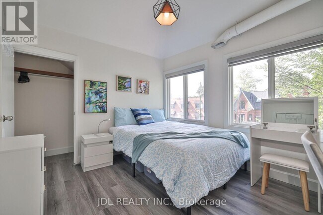 Photo - 5 Sorauren Ave Unité 7