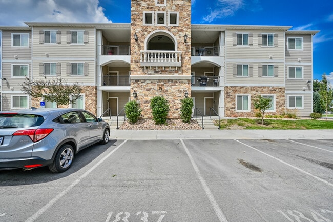 Building Photo - Main Floor Condo in Saratoga Springs! Unit 4