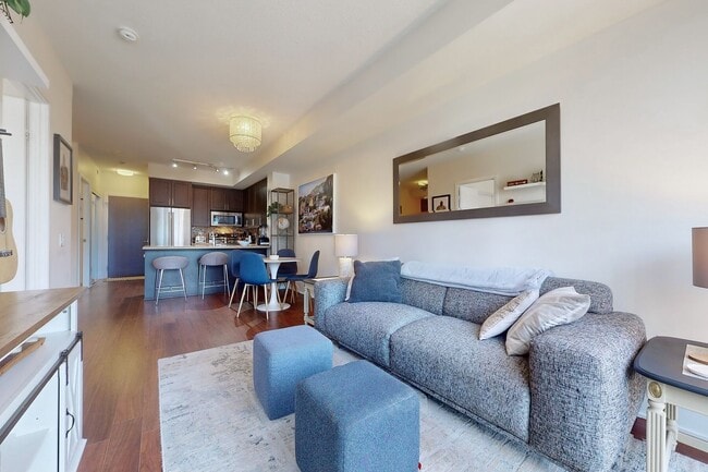 Photo - 560 Front St W