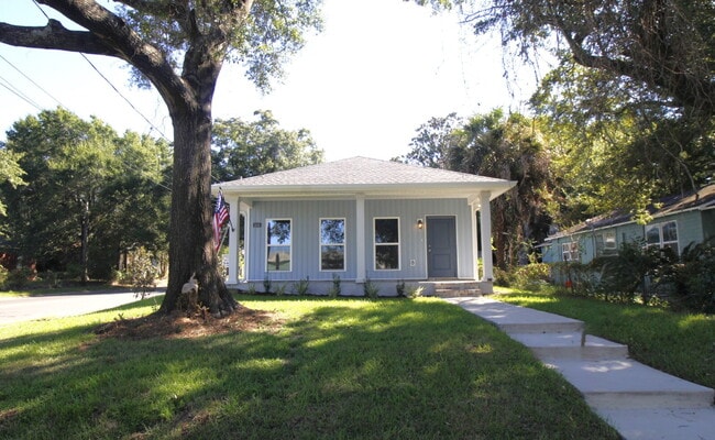 Building Photo - Modern 3-Bedroom Home with Granite Counter...