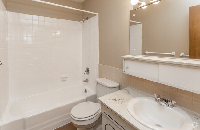 1BR, 1BA - 700 SF