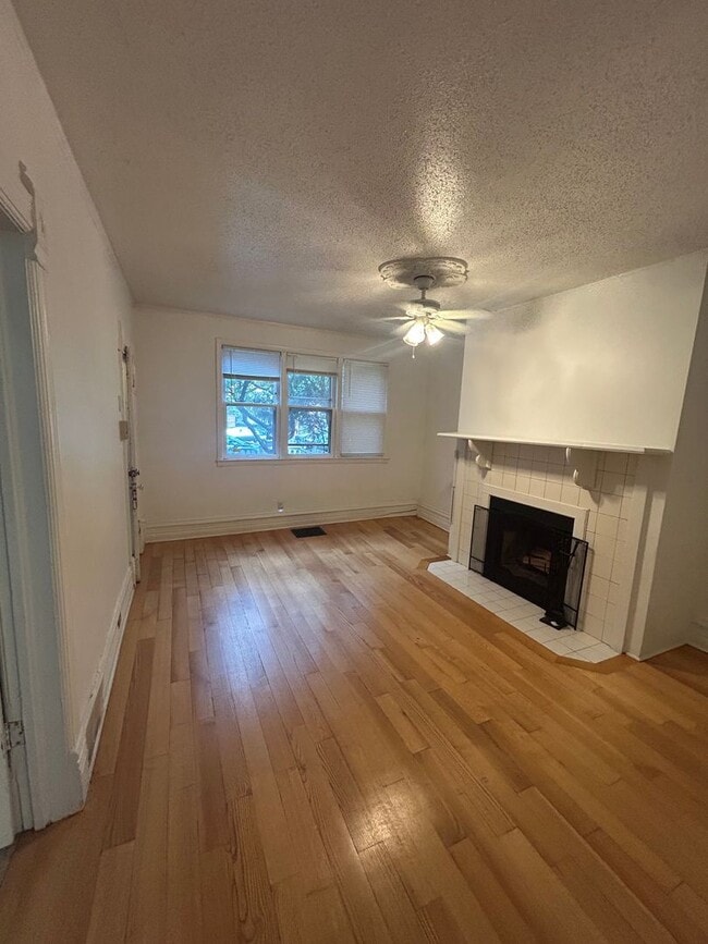 Building Photo - 2718 N Wilton Ave Unit #1