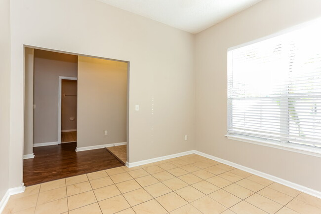 Photo - 667 Bonaparte Dr
