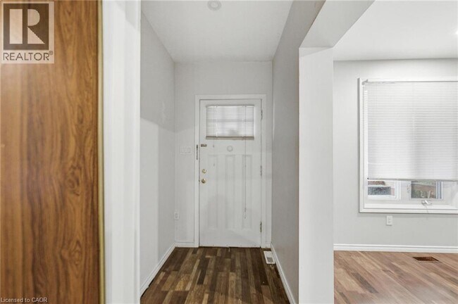 Photo - 31 Spadina Ave