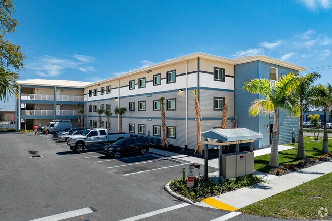 Fotografía del edificio - 2771 Royal Palms Ave