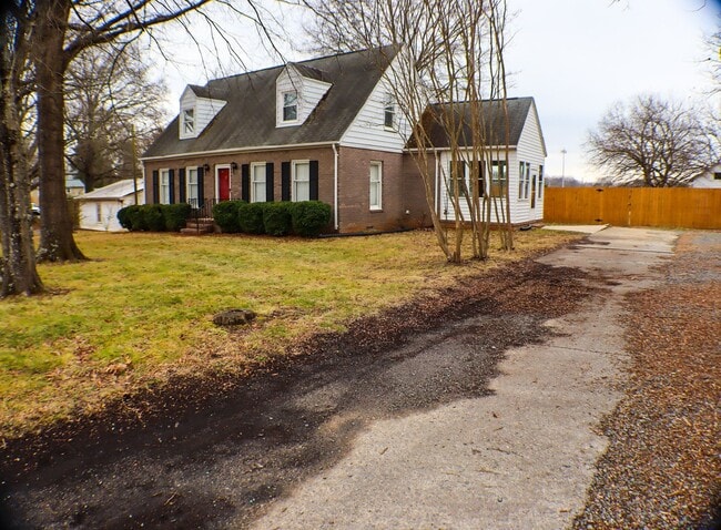 Photo - Lovely 5 bedroom, 2 bathroom brick home in Reidsville