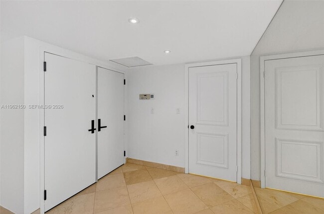 Photo - 2 Grove Isle Dr Unidad B1505