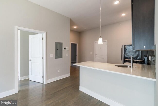 Building Photo - 1607 Catharine St Unit 3D