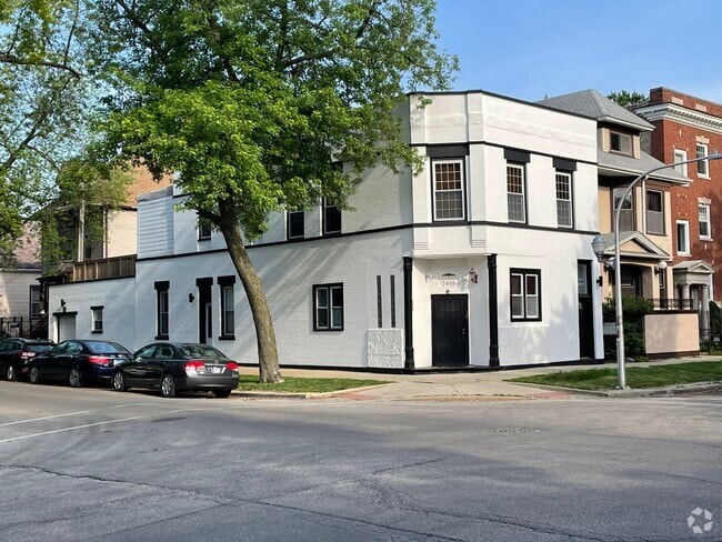 Building Photo - 2455 N Sawyer Ave Unit 1F Rental