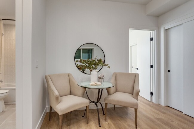 Photo - 2825-2817 17 St SW