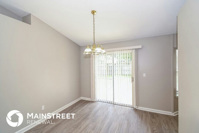 Photo - 2428 Justin Rd E