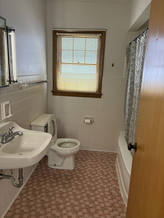 Photo - 326-328 E McPherson