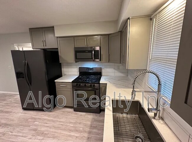 Photo - 4628 Johnson St NE