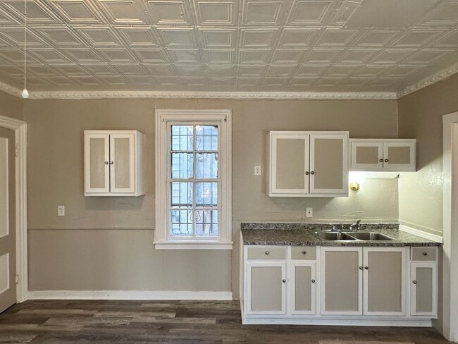 Building Photo - Spacious Single Family Home Ready for Rent in Great Neighborhood