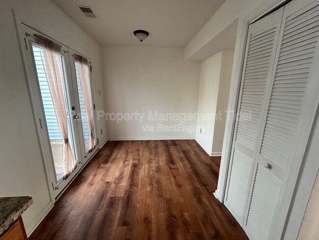 Photo - 3204 Wimbledon Way