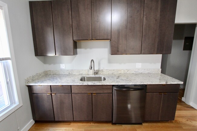 Photo - 109 Pleasant St Unidad 4-bed 2-bath 2 PKG incl. Rental