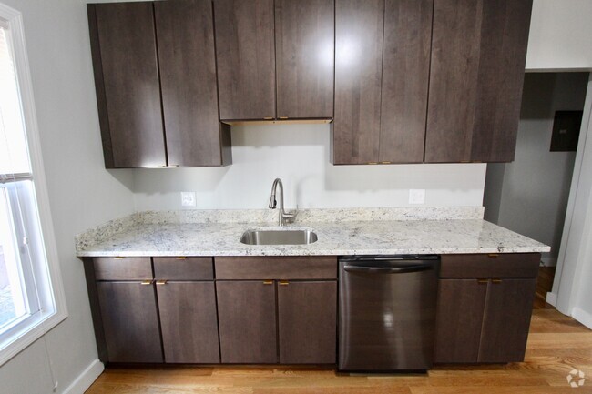 Building Photo - 109 Pleasant St Unit 4-bed 2-bath 2 PKG incl. Rental