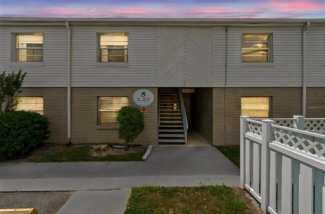 Building Photo - 7210 N Manhattan Ave Unit 523