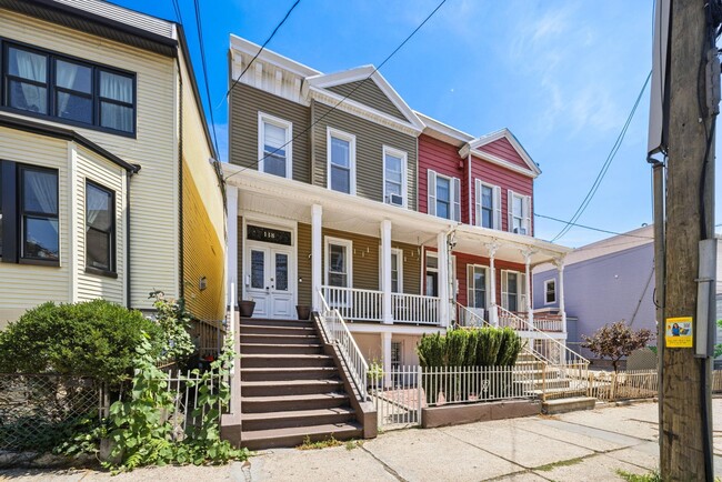 Building Photo - 138 Chestnut Ave