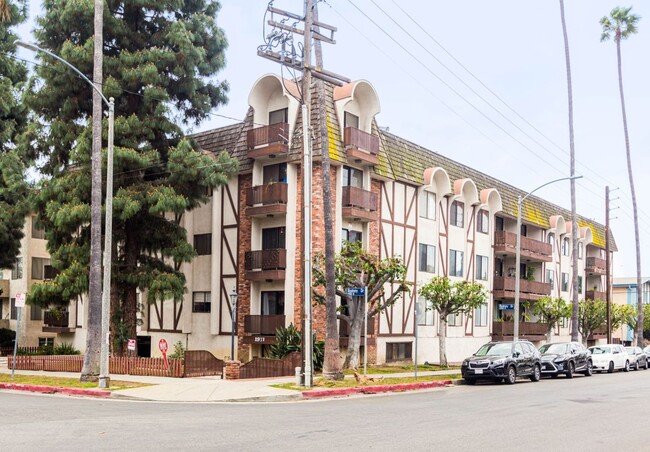 Building Photo - 1971 Rodney Dr