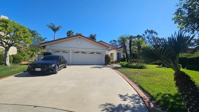 Building Photo - Gorgeous Single Story Home- Huge Back Yard...