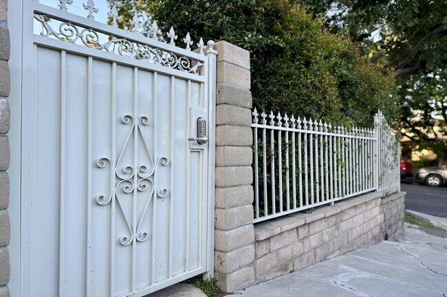 Photo - 815 N Hobart Blvd Casa